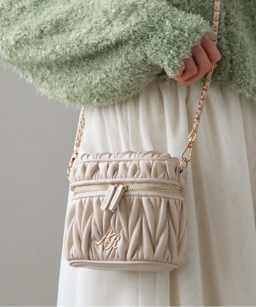 archives(アルシーヴ)の「ウェーブキルトバニティショルダー(ショルダーバッグ・レディース・ブラック/ピンクベージュ/アイボリー・FREE)」の2枚目の写真