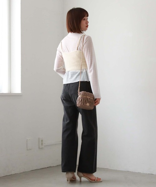 archives(アルシーヴ)の「ウェーブキルトバニティショルダー(ショルダーバッグ・レディース・ブラック/ピンクベージュ/アイボリー・FREE)」の4枚目の写真