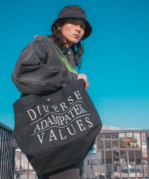 ADAM PATEK（アダムパテック）の「【ADAMPATEK/アダムパテック】news paper bag/ニュースペーパーバッグ（ショルダーバッグ・メンズ・ブラック/ホワイト・FREE）」の2枚目の写真
