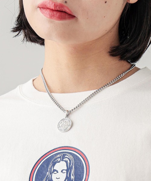 X-girl(エックスガール)の「CIRCLE LOGO CHARM NECKLACE(ネックレス・レディース・シルバー/ゴールド・ONE SIZE)」の2枚目の写真
