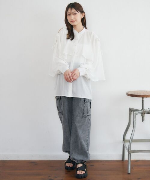 RETRO GIRL(レトロガール)の「肩開きケープチュニック(シャツ/ブラウス・レディース・オフホワイト/ブルー/ブラック・FREE)」の4枚目の写真