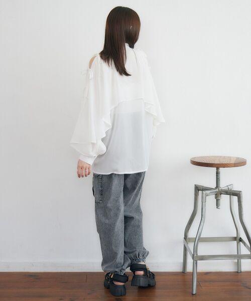 RETRO GIRL(レトロガール)の「肩開きケープチュニック(シャツ/ブラウス・レディース・オフホワイト/ブルー/ブラック・FREE)」の7枚目の写真