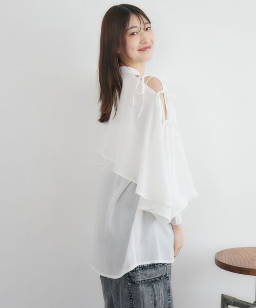 RETRO GIRL(レトロガール)の「肩開きケープチュニック(シャツ/ブラウス・レディース・オフホワイト/ブルー/ブラック・FREE)」の9枚目の写真