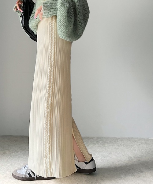 mily bilet（ミウィビレット）の「【mily bilet】カジュアルに可愛く！サイドフリンジメランジニットスカート(ロング丈)（スカート・レディース・アイボリー/ブラック/ベージュ・LARGE/X-LARGE/SMALL/MEDIUM）」の2枚目の写真