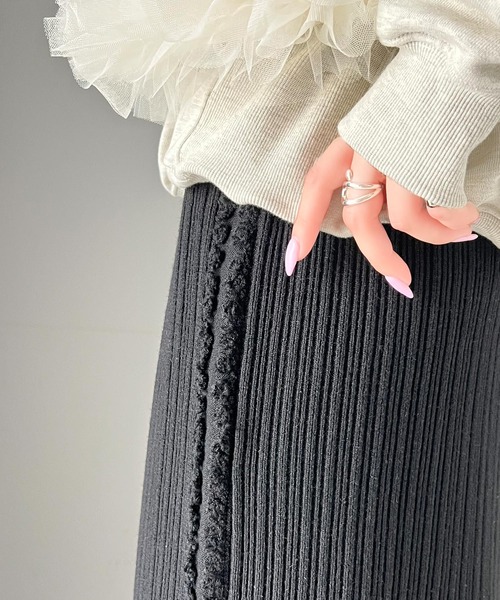 mily bilet（ミウィビレット）の「【mily bilet】カジュアルに可愛く！サイドフリンジメランジニットスカート(ロング丈)（スカート・レディース・アイボリー/ブラック/ベージュ・LARGE/X-LARGE/SMALL/MEDIUM）」の4枚目の写真
