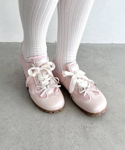 Loueme(ルエム)の「サテンリボンシャイニースニーカー(スニーカー・レディース・シルバー/ホワイト/ピンク・23.5cm/24.5cm)」の14枚目の写真