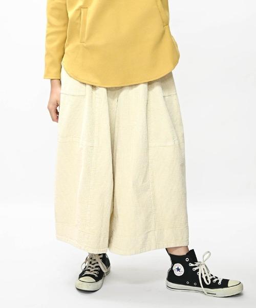 MARAI（マーライ）の「コーデュロイ フレアワイドパンツ（その他パンツ・レディース・ホワイト/グレー/ブラック/ベージュ/ブラウン・FREE）」の2枚目の写真