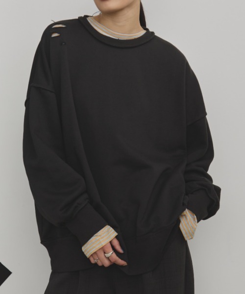 MERLOT(メルロー)の「裏毛ダメージデザインスウェット(スウェット・レディース・ブラック/グレー・FREE)」の2枚目の写真