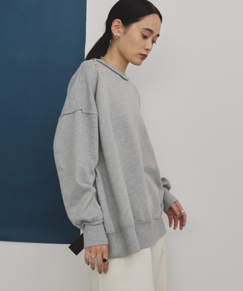 MERLOT(メルロー)の「裏毛ダメージデザインスウェット(スウェット・レディース・ブラック/グレー・FREE)」の5枚目の写真