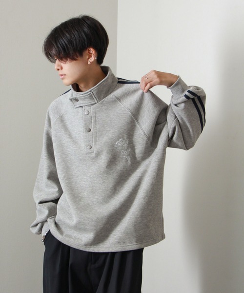 NILWAY（ニルウェイ）の「薔薇 刺繍 ハーフボタン スタンドネック スウェット（スウェット・メンズ・チャコール/ブラック/杢グレー/ブルー・MEDIUM/LARGE）」の2枚目の写真