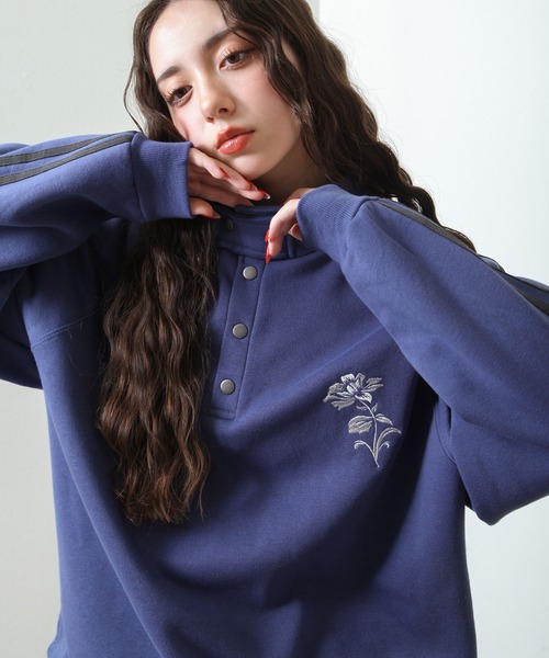 NILWAY（ニルウェイ）の「薔薇 刺繍 ハーフボタン スタンドネック スウェット（スウェット・メンズ・チャコール/ブラック/杢グレー/ブルー・MEDIUM/LARGE）」の4枚目の写真