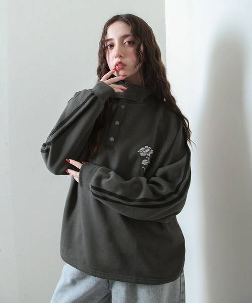 NILWAY（ニルウェイ）の「薔薇 刺繍 ハーフボタン スタンドネック スウェット（スウェット・メンズ・チャコール/ブラック/杢グレー/ブルー・MEDIUM/LARGE）」の3枚目の写真