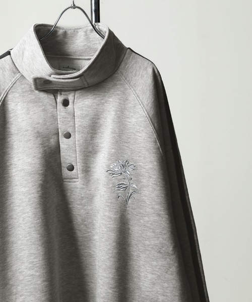 NILWAY（ニルウェイ）の「薔薇 刺繍 ハーフボタン スタンドネック スウェット（スウェット・メンズ・チャコール/ブラック/杢グレー/ブルー・MEDIUM/LARGE）」の17枚目の写真