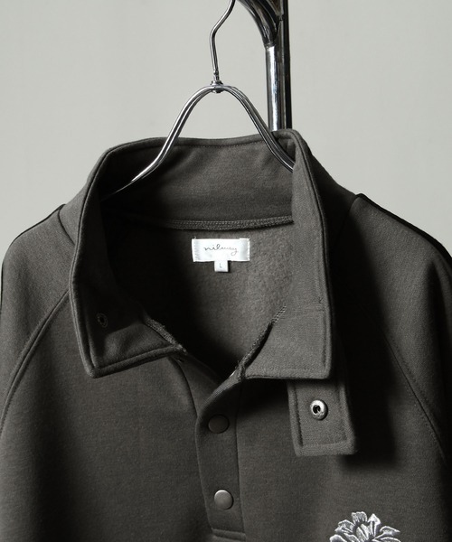 NILWAY（ニルウェイ）の「薔薇 刺繍 ハーフボタン スタンドネック スウェット（スウェット・メンズ・チャコール/ブラック/杢グレー/ブルー・MEDIUM/LARGE）」の9枚目の写真