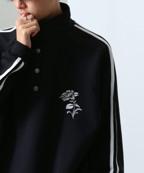 NILWAY（ニルウェイ）の「薔薇 刺繍 ハーフボタン スタンドネック スウェット（スウェット・メンズ・チャコール/ブラック/杢グレー/ブルー・MEDIUM/LARGE）」の19枚目の写真