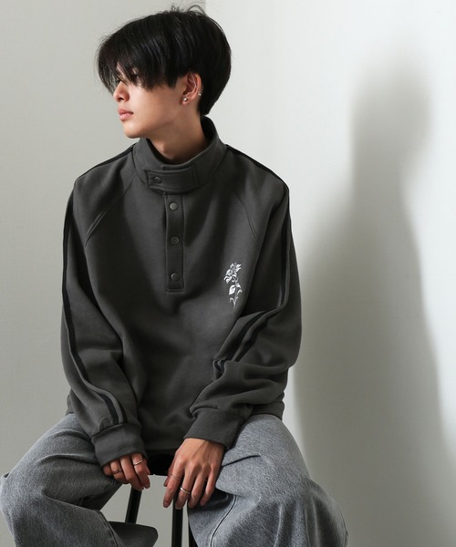 NILWAY（ニルウェイ）の「薔薇 刺繍 ハーフボタン スタンドネック スウェット（スウェット・メンズ・チャコール/ブラック/杢グレー/ブルー・MEDIUM/LARGE）」の22枚目の写真