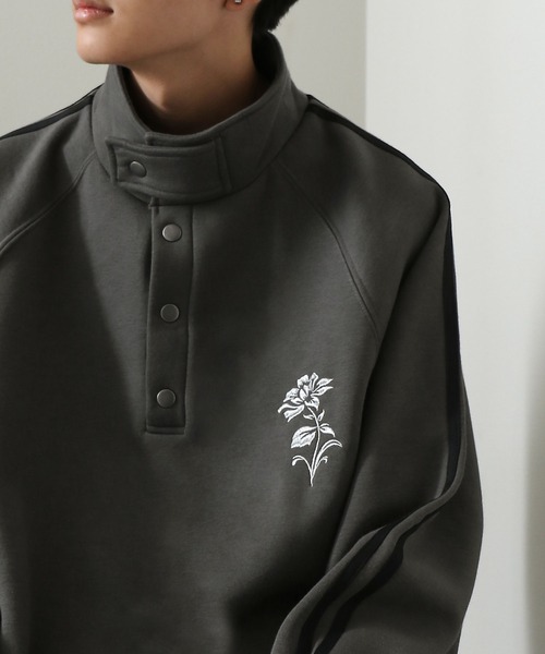 NILWAY（ニルウェイ）の「薔薇 刺繍 ハーフボタン スタンドネック スウェット（スウェット・メンズ・チャコール/ブラック/杢グレー/ブルー・MEDIUM/LARGE）」の21枚目の写真