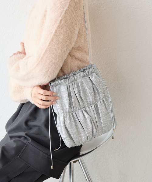 ROPE' PICNIC（ロペピクニック）の「メタリックワンハンドルシャーリングミドルバッグ（ショルダーバッグ・レディース・シルバー/ブラック系その他2・FREE）」の2枚目の写真