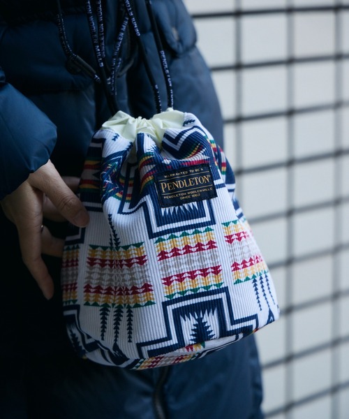 PENDLETON(ペンドルトン)の「【 PENDLETON / ペンドルトン 】コーデュロイ ドローバック 巾着バックCORDUROY DRAW BAG(ショルダーバッグ・レディース・オフホワイト/ブラック/ブルー・FREE)」の1枚目の写真