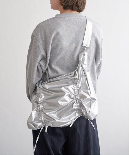notch.（ノッチ）の「シャイニーショルダーバッグ（ショルダーバッグ・レディース・シルバー系/ブラック・ONESIZE）」の2枚目の写真