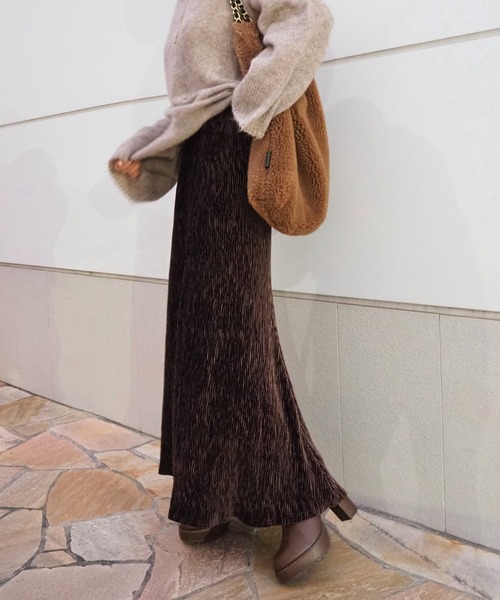 LAULEN(ローレン)の「pattern velor skirt /ベロア無地柄ロングスカート(スカート・レディース・ブラック/アイボリー/ブラウン・FREE)」の4枚目の写真