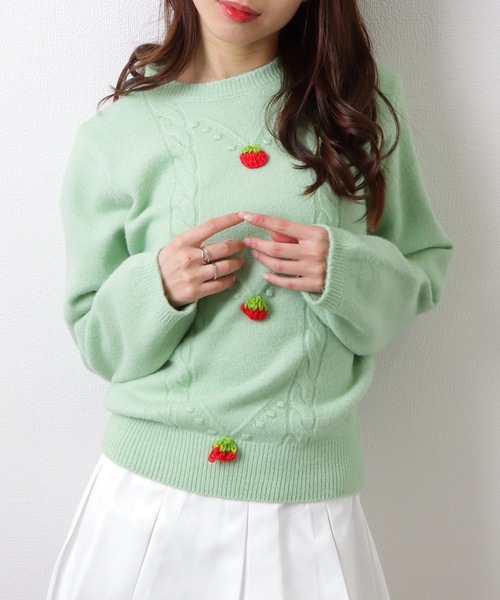 Lace Ladies(レースレディース)の「ストロベリー モチーフ付き クルーネック ケーブル ニット プルオーバー(ニット/セーター・レディース・ホワイト/ピンク/ミント・FREE)」の2枚目の写真