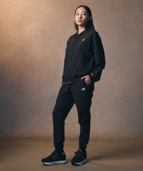 美品 new balance バックロゴ ジャケット 黒 L相当 ストレッチ セール】ストレッチウーブンボンバージャケット（ポンチョ