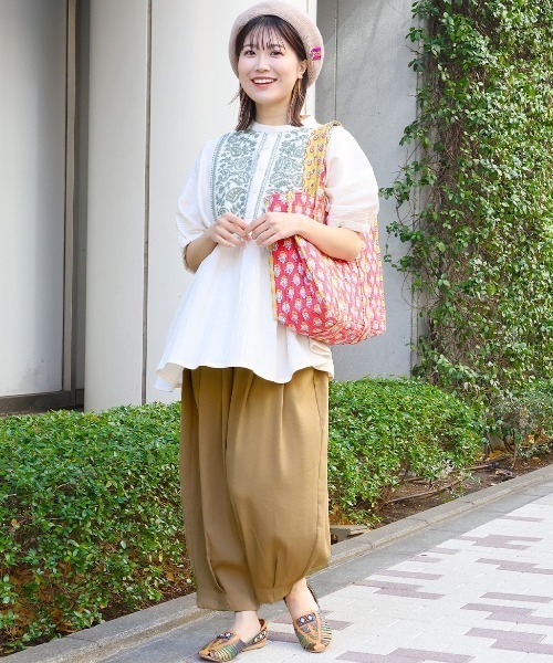 チチカカ（チチカカ）の「エッグタックパンツ（その他パンツ・レディース・ベージュ/ボルドー/カーキ/ブラック・MEDIUM/LARGE）」の7枚目の写真