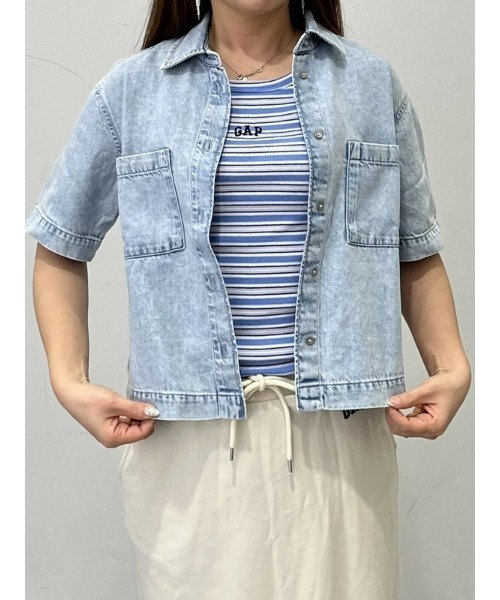 GAP(ギャップ)の「ウルトラソフト クロップド デニムシャツ(シャツ/ブラウス・レディース・ライトインディゴブルー・XXS/S/XS/L/M)」の1枚目の写真