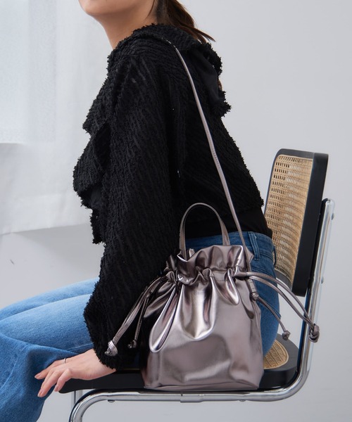 MAGASIN DE MODE Chou Chou(マガジンデモードシュシュ)の「【MAGASIN DE MODE Chou Chou】メタリック巾着2wayショルダー SNBD ※(ショルダーバッグ・レディース・ホワイト/シルバー/グレー・FREE)」の1枚目の写真