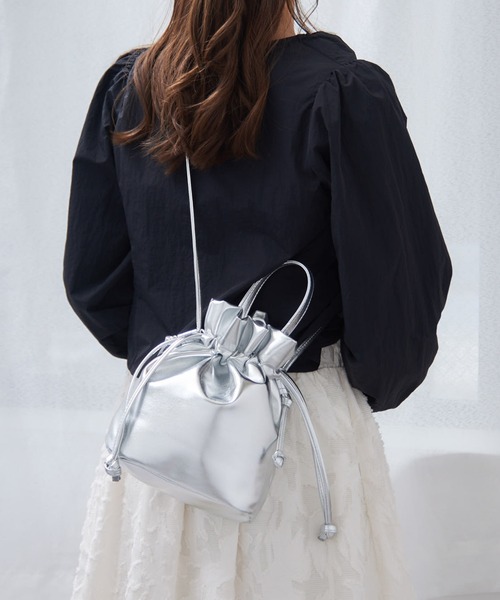 MAGASIN DE MODE Chou Chou(マガジンデモードシュシュ)の「【MAGASIN DE MODE Chou Chou】メタリック巾着2wayショルダー SNBD ※(ショルダーバッグ・レディース・ホワイト/シルバー/グレー・FREE)」の4枚目の写真