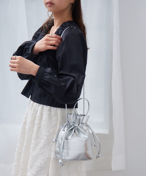 MAGASIN DE MODE Chou Chou(マガジンデモードシュシュ)の「【MAGASIN DE MODE Chou Chou】メタリック巾着2wayショルダー SNBD ※(ショルダーバッグ・レディース・ホワイト/シルバー/グレー・FREE)」の5枚目の写真