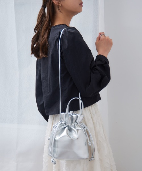 MAGASIN DE MODE Chou Chou(マガジンデモードシュシュ)の「【MAGASIN DE MODE Chou Chou】メタリック巾着2wayショルダー SNBD ※(ショルダーバッグ・レディース・ホワイト/シルバー/グレー・FREE)」の6枚目の写真