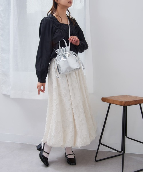 MAGASIN DE MODE Chou Chou(マガジンデモードシュシュ)の「【MAGASIN DE MODE Chou Chou】メタリック巾着2wayショルダー SNBD ※(ショルダーバッグ・レディース・ホワイト/シルバー/グレー・FREE)」の9枚目の写真
