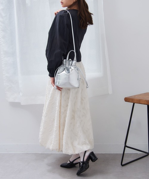 MAGASIN DE MODE Chou Chou(マガジンデモードシュシュ)の「【MAGASIN DE MODE Chou Chou】メタリック巾着2wayショルダー SNBD ※(ショルダーバッグ・レディース・ホワイト/シルバー/グレー・FREE)」の10枚目の写真