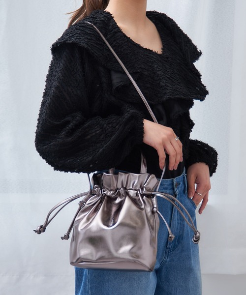 MAGASIN DE MODE Chou Chou(マガジンデモードシュシュ)の「【MAGASIN DE MODE Chou Chou】メタリック巾着2wayショルダー SNBD ※(ショルダーバッグ・レディース・ホワイト/シルバー/グレー・FREE)」の13枚目の写真