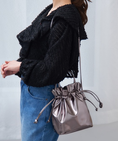 MAGASIN DE MODE Chou Chou(マガジンデモードシュシュ)の「【MAGASIN DE MODE Chou Chou】メタリック巾着2wayショルダー SNBD ※(ショルダーバッグ・レディース・ホワイト/シルバー/グレー・FREE)」の14枚目の写真