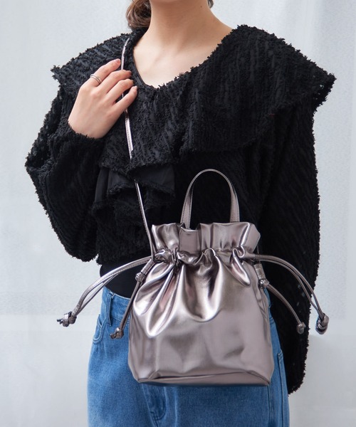 MAGASIN DE MODE Chou Chou(マガジンデモードシュシュ)の「【MAGASIN DE MODE Chou Chou】メタリック巾着2wayショルダー SNBD ※(ショルダーバッグ・レディース・ホワイト/シルバー/グレー・FREE)」の11枚目の写真