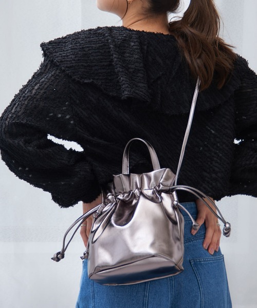 MAGASIN DE MODE Chou Chou(マガジンデモードシュシュ)の「【MAGASIN DE MODE Chou Chou】メタリック巾着2wayショルダー SNBD ※(ショルダーバッグ・レディース・ホワイト/シルバー/グレー・FREE)」の12枚目の写真