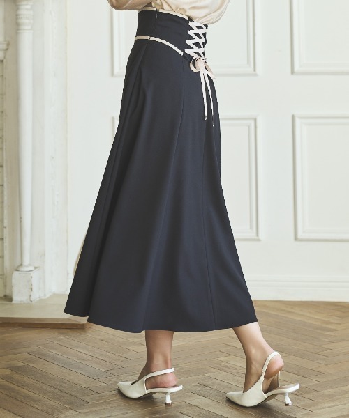 AND COUTURE（アンドクチュール）の「パイピングバックレースアップスカート（スカート・レディース・ブラック/ブルー/ベージュ・MEDIUM/SMALL）」の4枚目の写真