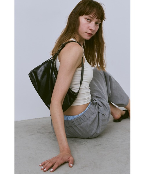 un/neu（アンノイ）の「ソフトフェイクレザーワンハンドルミニバッグ/ ペットボトル収納可能 / ショルダーバッグ / 軽量（ショルダーバッグ・レディース・アイボリー/ブラック/ブラウン・FREE）」の16枚目の写真