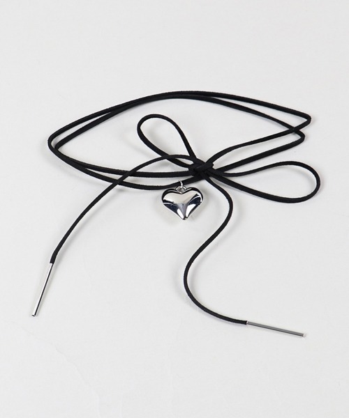 SPINNS（スピンズ）の「スエードチョーカー/ハート（チョーカー・レディース・ブラック・ONESIZE）」の2枚目の写真