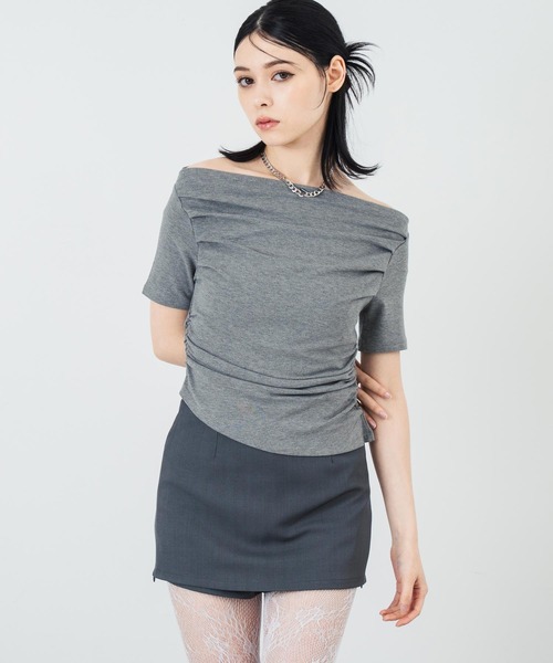 ANAP（アナップ）の「ドレープネック アシンメトリー オフショル トップス（Tシャツ/カットソー・レディース・グレー/ブラック/ホワイト・FREE）」の3枚目の写真