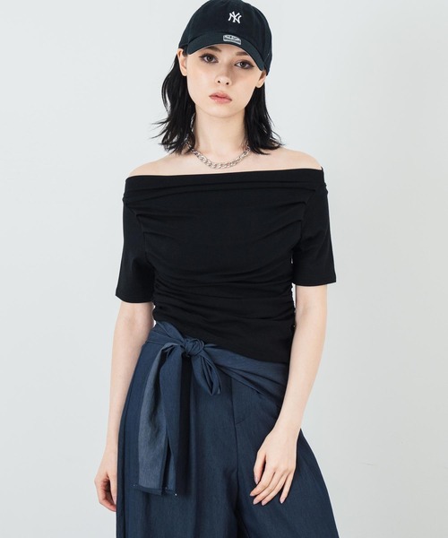 ANAP（アナップ）の「ドレープネック アシンメトリー オフショル トップス（Tシャツ/カットソー・レディース・グレー/ブラック/ホワイト・FREE）」の2枚目の写真