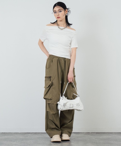 ANAP（アナップ）の「ドレープネック アシンメトリー オフショル トップス（Tシャツ/カットソー・レディース・グレー/ブラック/ホワイト・FREE）」の21枚目の写真