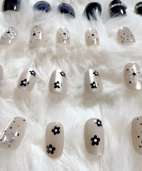 shoppinggo（ショッピングゴー）の「ネイルチップ ショート キラキラ（ネイルシール/ネイルチップ・レディース・ブラック×ベージュ・FREE）」の4枚目の写真