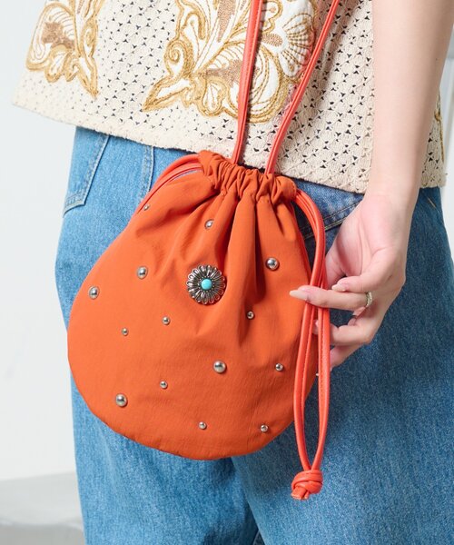 CIAOPANIC TYPY（チャオパニックティピー）の「スタッズ付き巾着BAG（ハンドバッグ・レディース・オレンジ/ブラック/カーキ・ONE SIZE）」の3枚目の写真