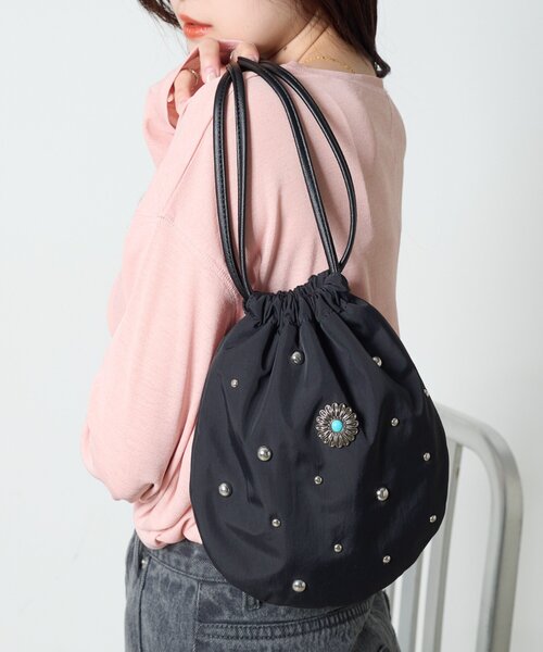 CIAOPANIC TYPY（チャオパニックティピー）の「スタッズ付き巾着BAG（ハンドバッグ・レディース・オレンジ/ブラック/カーキ・ONE SIZE）」の2枚目の写真