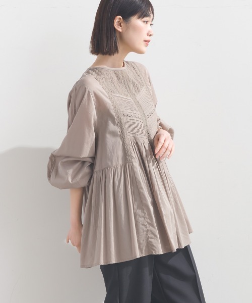 OMNES（オムネス）の「コットンボイルレース切り替えプルオーバーブラウス（シャツ/ブラウス・レディース・ベージュ/ホワイト/ブルー/ブラック・FREE）」の3枚目の写真