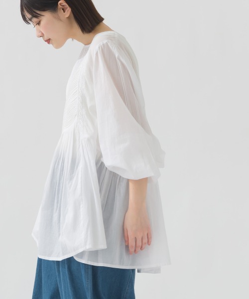 OMNES（オムネス）の「コットンボイルレース切り替えプルオーバーブラウス（シャツ/ブラウス・レディース・ベージュ/ホワイト/ブルー/ブラック・FREE）」の5枚目の写真